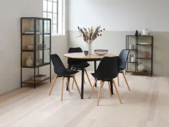 JEGIND + KASTRUP Spisebordssæt|JEGIND Ø105 bord eg + 4 KASTRUP stole sort