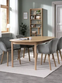 MARSTRAND + ADSLEV Spisebordssæt|MARSTRAND L200 bord eg + 4 ADSLEV stole grå velour