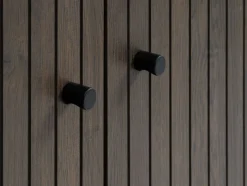 HEMDRUP Skænke Og Vitrineskabe|Skænke Og Vitrineskabe|Skænk 2 låger mørk egefarve/sort Mørkeg