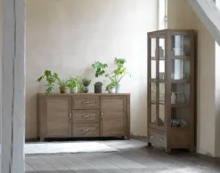 JUNGEN Skænke Og Vitrineskabe|Skænke Og Vitrineskabe|Skænk 2 låger 3 skuffer vild eg farve