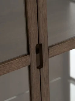 VESTERBY Skænke Og Vitrineskabe|Skænke Og Vitrineskabe|Vitrine høj 2 låger mørk eg Mørkeg