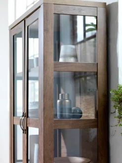 JUNGEN Skænke Og Vitrineskabe|Skænke Og Vitrineskabe|Vitrineskab 2 låger 1 skuffe vild eg farve